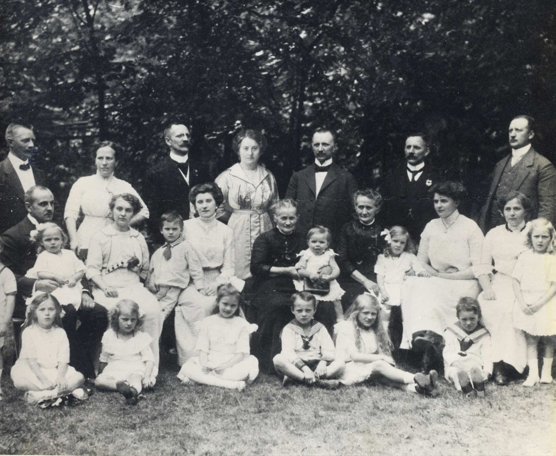 Familie Johann Sievers im Garten