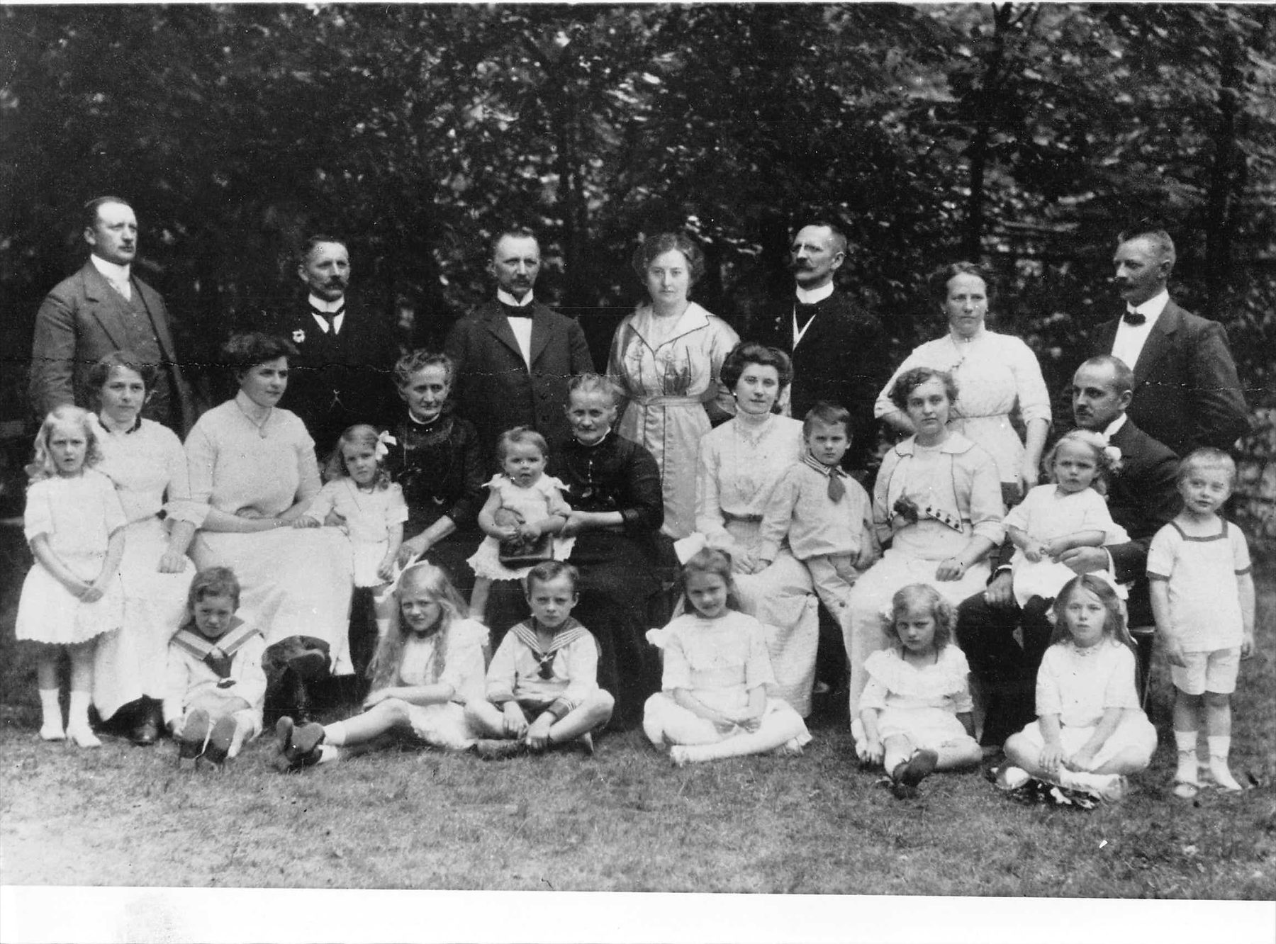 Großfamilie Johann Sievers im Garten
